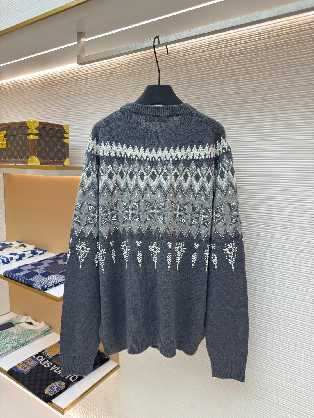 LOUIS VUITTON diamond-filled snowflake sweater ●Authentic product: 27500 purchased and developed ●Item number: 1680456-D60 ●Fabric: wool fabric ●Technology: knitted production ●Version: fitted version ●Weight: about 775 grams ●Size: The overall particles of the imported beads are uniform in color and full of brightness. The number and size of the beads are at the limit, and they are particularly easy to position. The beads are placed manually, from large to small, and the cannon beads are manually placed each time. A piece of clothing needs to be manually placed in dozens of positions, which is super time-consuming. The labor cost alone is equivalent to the cost of an ordinary sweater. The process is extremely complex and cumbersome. The high-temperature operation of a pneumatic heat press machine positions the beads in an array and combination. The overall wiring is straight and delicate, the fabric is comfortable and soft, and the color is consistent without color difference. It can be matched with the same style to create a fashionable look and control various occasions. Customized accessories, complete with three standards, same style for men and women!